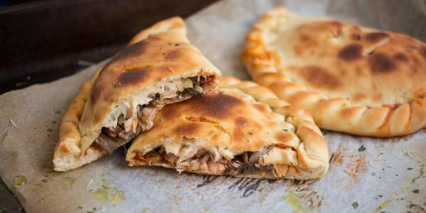 Піца Кальцоне – 7 рецептів, як приготувати італійську закриту піцу в домашніх умовах