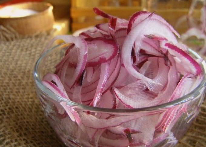 ﻿Маринована цибуля в оцті – 10 смачних рецептів швидкого приготування